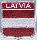 Aufnher Flagge Lettland
 in Wappenform (6,2 x 7,3 cm) kaufen bestellen Shop