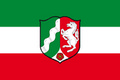 Bild der Flagge "Flagge Nordrhein-Westfalen mit Wappen im Querformat (Glanzpolyester)"