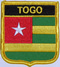 Aufnher Flagge Togo
 in Wappenform (6,2 x 7,3 cm) Flagge Flaggen Fahne Fahnen kaufen bestellen Shop