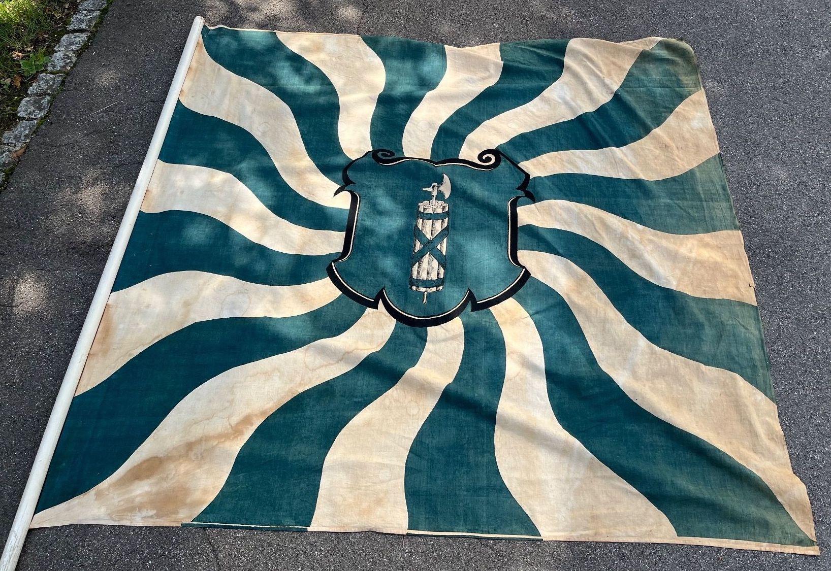 [Flamed flag of St. Gallen canton]