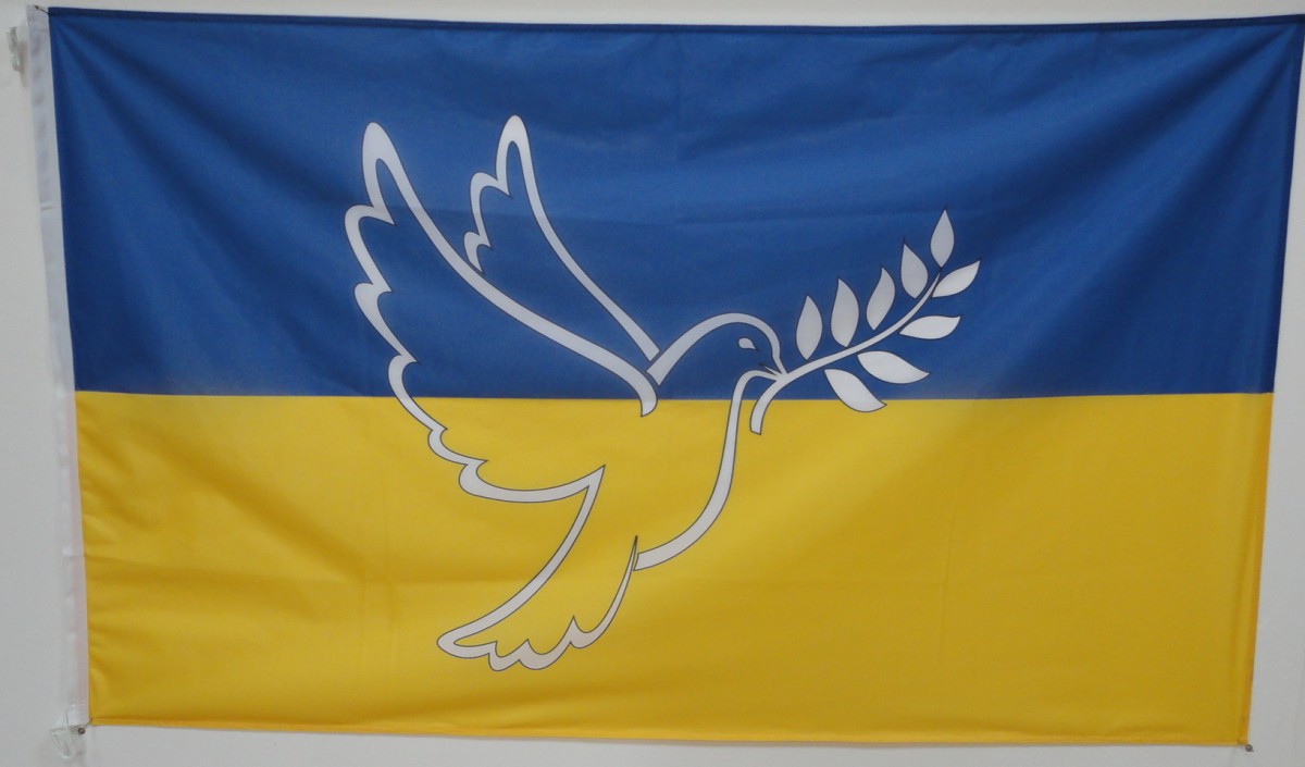Flagge Ukraine mit Friedenstaube in der Qualität Sturmflagge-Fahne Ukraine  mit Friedenstaube in der Qualität Sturmflagge-Flagge im Fahnenshop bestellen