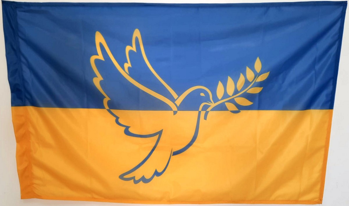 Flagge Ukraine mit Friedenstaube (Schwenkfahne 120 x 80 cm) in der