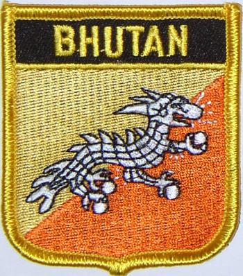 Bild von Aufnäher Flagge Bhutan  in Wappenform (6,2 x 7,3 cm)-Fahne Aufnäher Flagge Bhutan  in Wappenform (6,2 x 7,3 cm)-Flagge im Fahnenshop bestellen