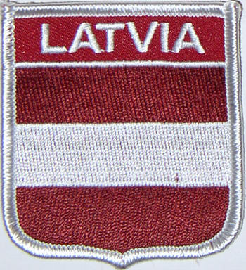 Bild von Aufnäher Flagge Lettland  in Wappenform (6,2 x 7,3 cm)-Fahne Aufnäher Flagge Lettland  in Wappenform (6,2 x 7,3 cm)-Flagge im Fahnenshop bestellen
