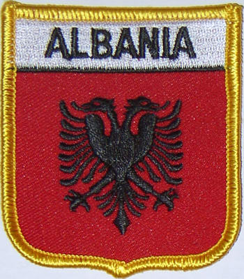 Bild von Aufnäher Flagge Albanien  in Wappenform (6,2 x 7,3 cm)-Fahne Aufnäher Flagge Albanien  in Wappenform (6,2 x 7,3 cm)-Flagge im Fahnenshop bestellen