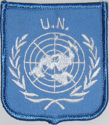Bild von Aufnäher Flagge UNO  in Wappenform (6,2 x 7,3 cm)-Fahne Aufnäher Flagge UNO  in Wappenform (6,2 x 7,3 cm)-Flagge im Fahnenshop bestellen