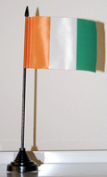Bild der Flagge "Tisch-Flagge Elfenbeinküste 15x10cm mit Kunststoffständer"