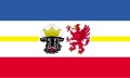 Bild der Flagge "Flagge Mecklenburg-Vorpommern mit Wappen im Querformat (Glanzpolyester)"