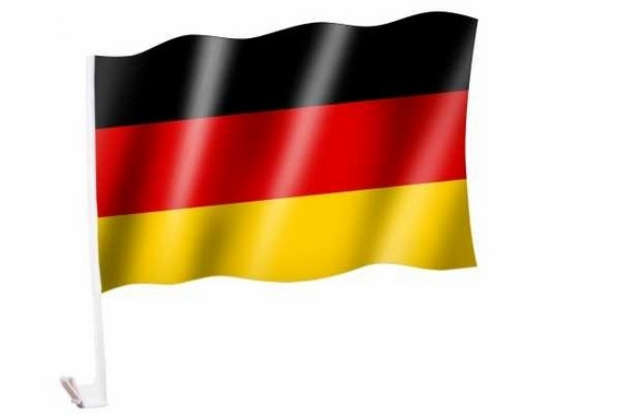 Deutschland-Flagge und deutsche Flagge auf einem Außenspiegel an