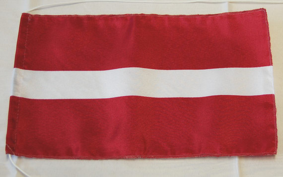 Bild von Tisch-Flagge Lettland-Fahne Tisch-Flagge Lettland-Flagge im Fahnenshop bestellen