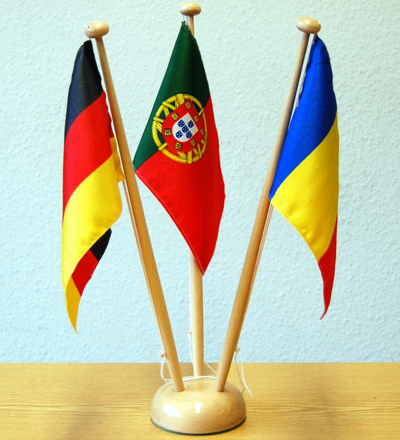 Bild von 3er Tischflaggenständer Holz-Fahne 3er Tischflaggenständer Holz-Flagge im Fahnenshop bestellen
