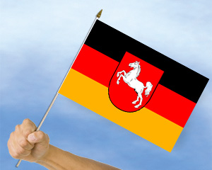 Bild von Stockflagge Niedersachsen (45 x 30 cm)-Fahne Stockflagge Niedersachsen (45 x 30 cm)-Flagge im Fahnenshop bestellen