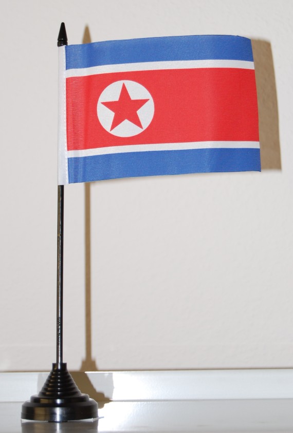 Bild von Tisch-Flagge Nordkorea 15x10cm  mit Kunststoffständer-Fahne Tisch-Flagge Nordkorea 15x10cm  mit Kunststoffständer-Flagge im Fahnenshop bestellen